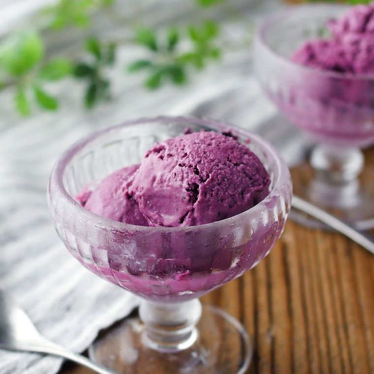 透明なグラスに入ったブルーベリーヨーグルトアイス