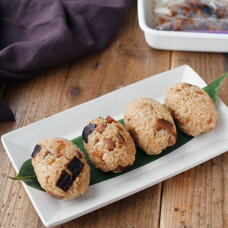 白い長皿に盛られた中華おこわ風おむすび