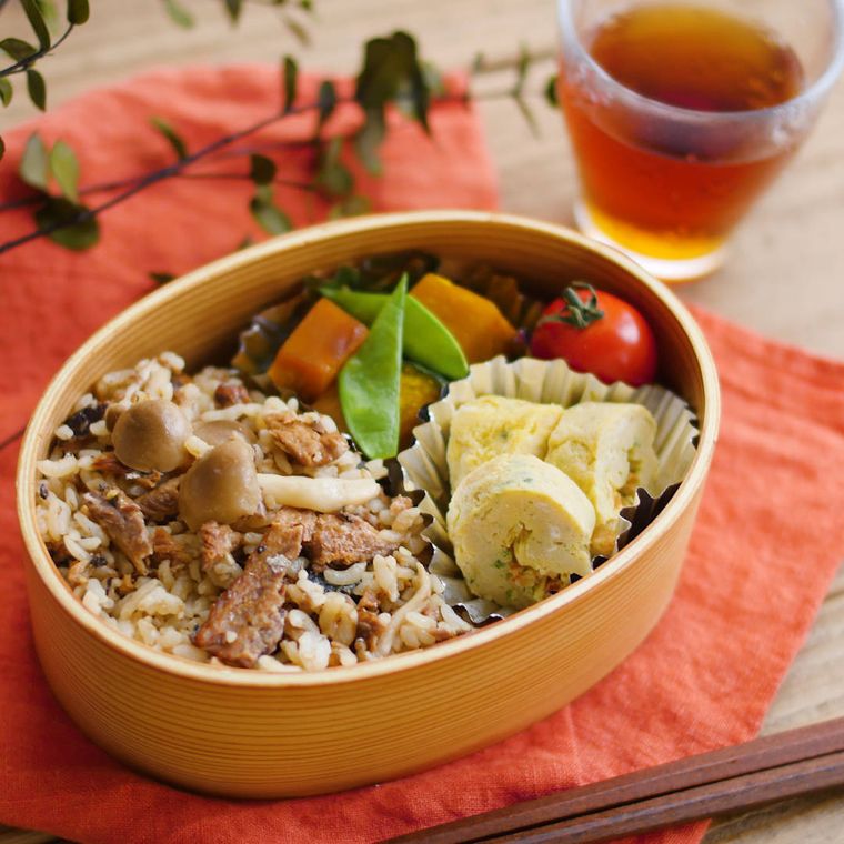 わっぱの弁当箱に入ったさんまの混ぜご飯弁当