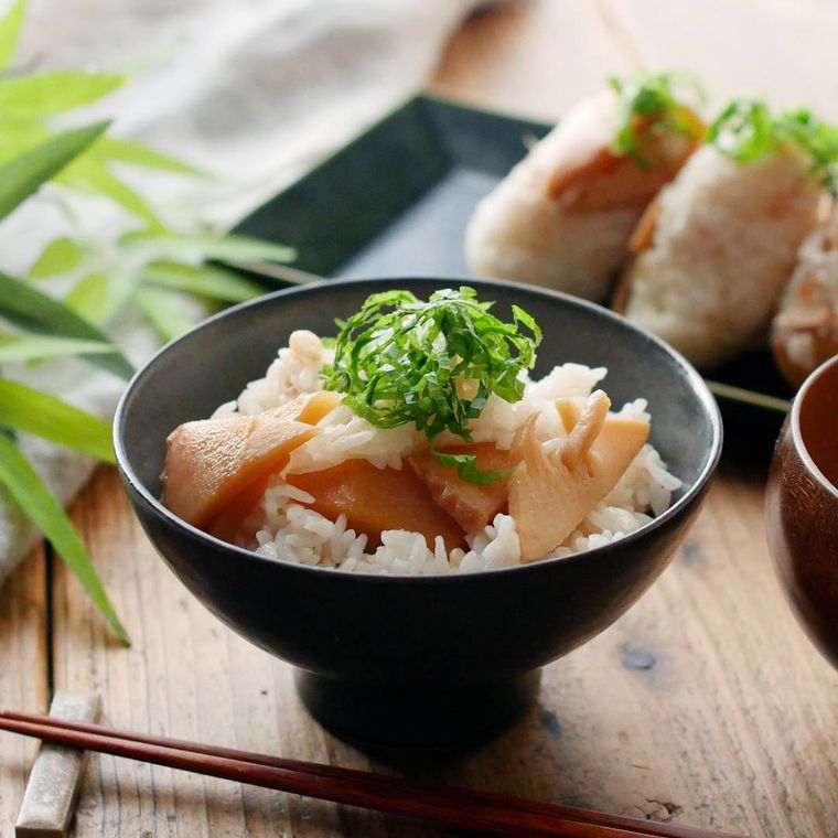 黒い茶碗に盛られたたけのこの天ぷら風混ぜご飯