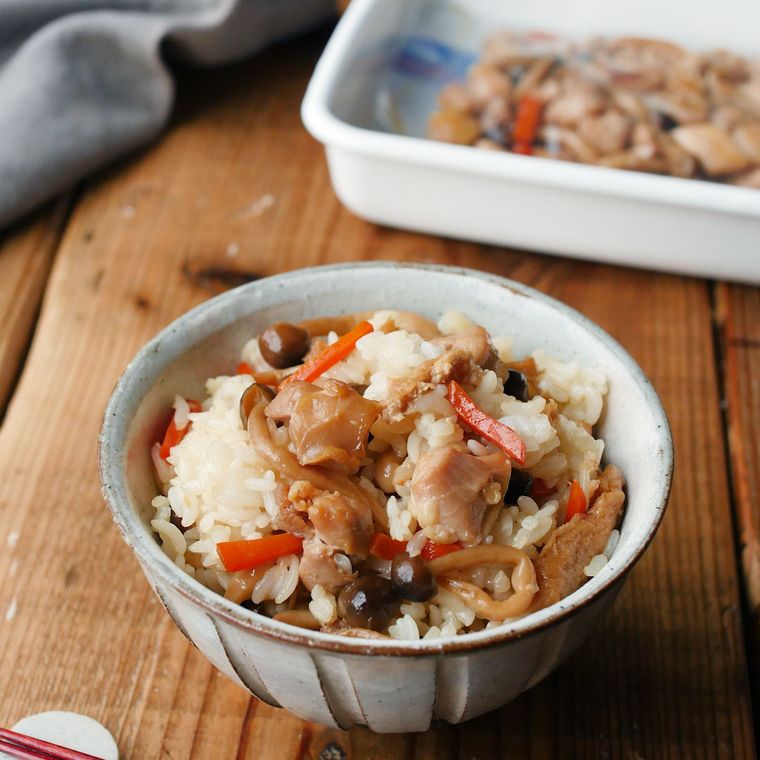 白い茶碗に盛られた鶏五目ご飯の素