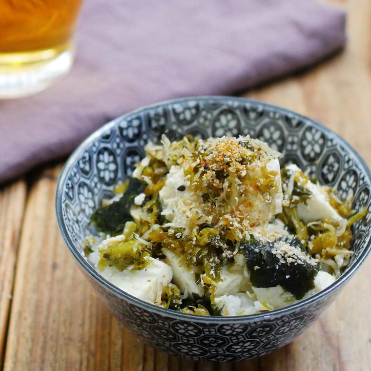 柄つきの茶碗に盛られたぶっかけ風高菜豆腐ご飯