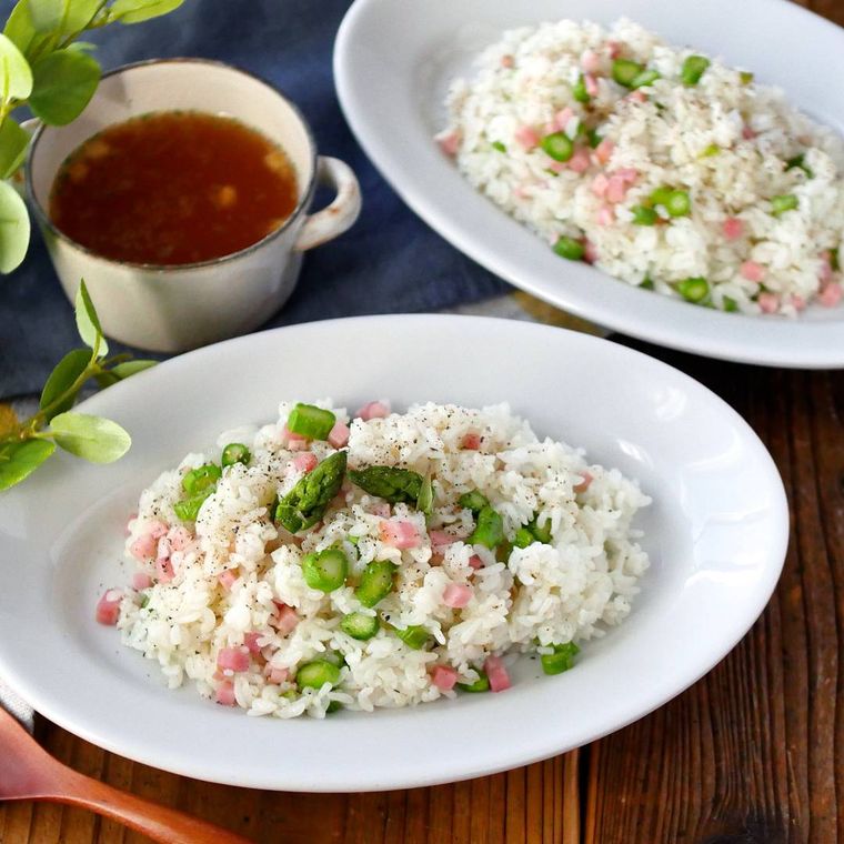 白い皿に盛られたアスパラご飯