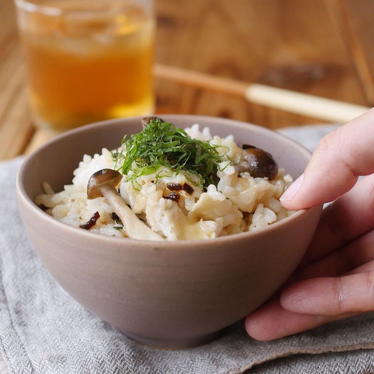 ベージュの茶碗に盛られたカマンベール混ぜご飯