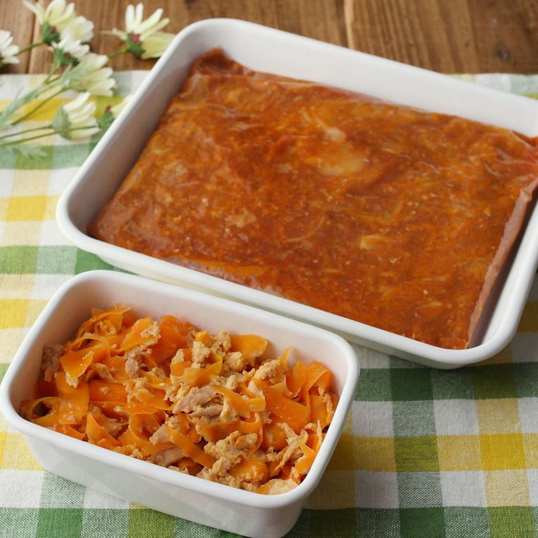 白い保存容器に入った炒めてかけるタコライス