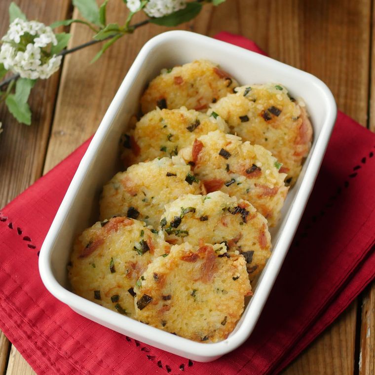 白い保存容器に入ったねぎツナご飯のチヂミ風