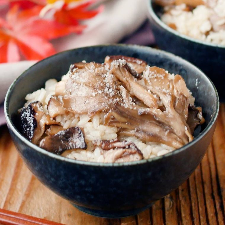 黒い茶碗に盛られたきのこ3種類の混ぜご飯