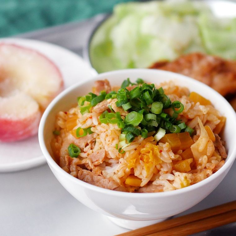 白い茶碗に盛られたキムタクご飯