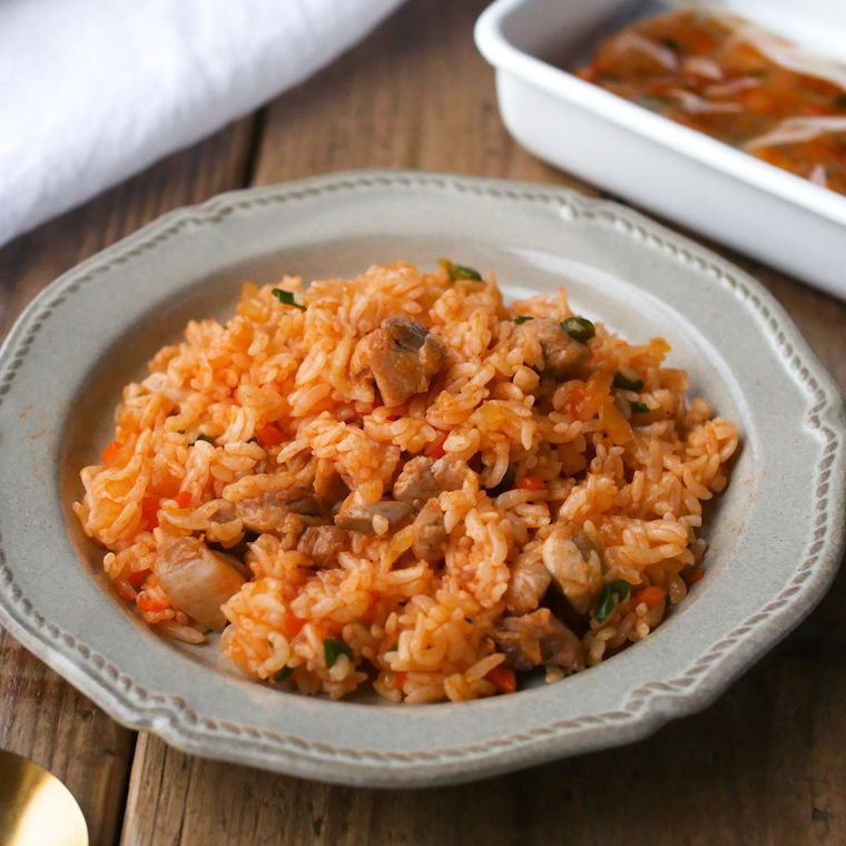 グレーの皿に盛られたチキンライス