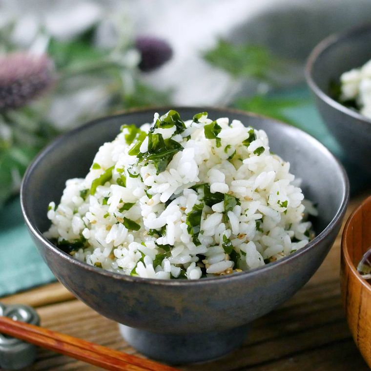 グレーの茶碗に盛られた乾燥わかめの混ぜご飯