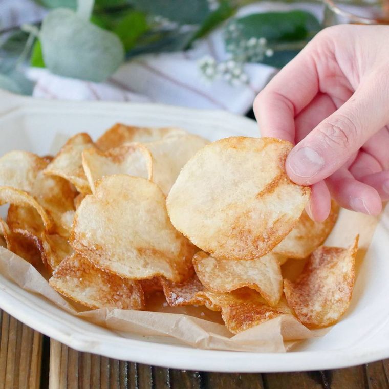 白い皿に盛られたポテトチップス