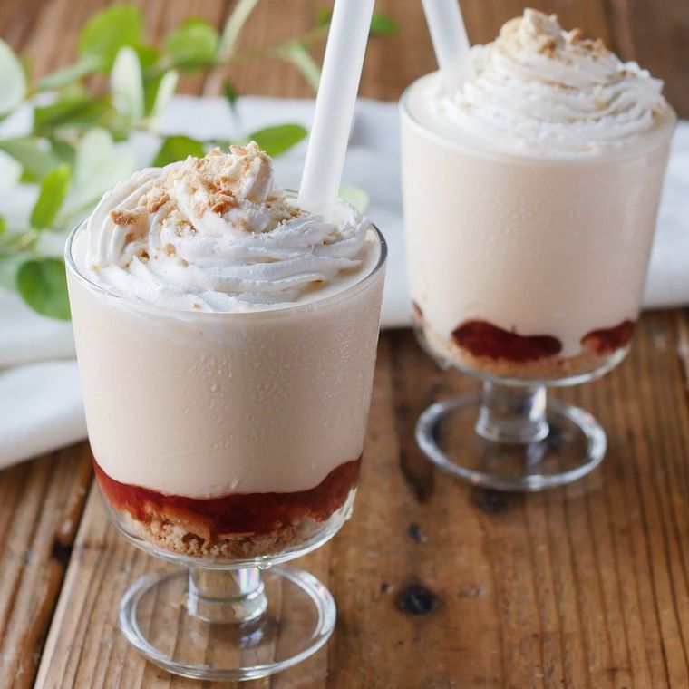 足付きグラスに入った、飲むチーズケーキ2個