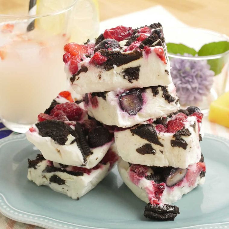 淡いブルーグレーの皿に盛られた、ヨーグルトバーク