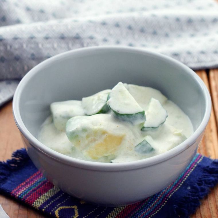 白い器に入った、きゅうりとアボカドのライタ