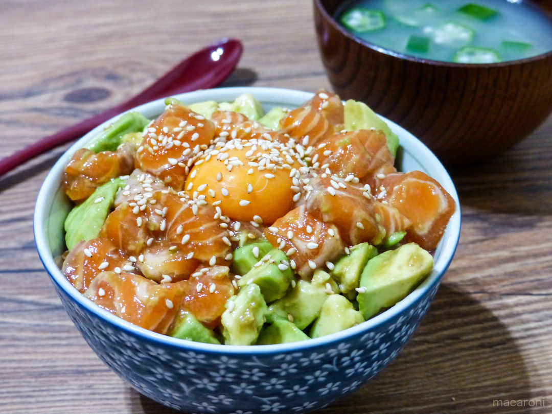 サーモンアボカド丼」の作り方♪ 切って漬けるだけなのに超絶品 - macaroni