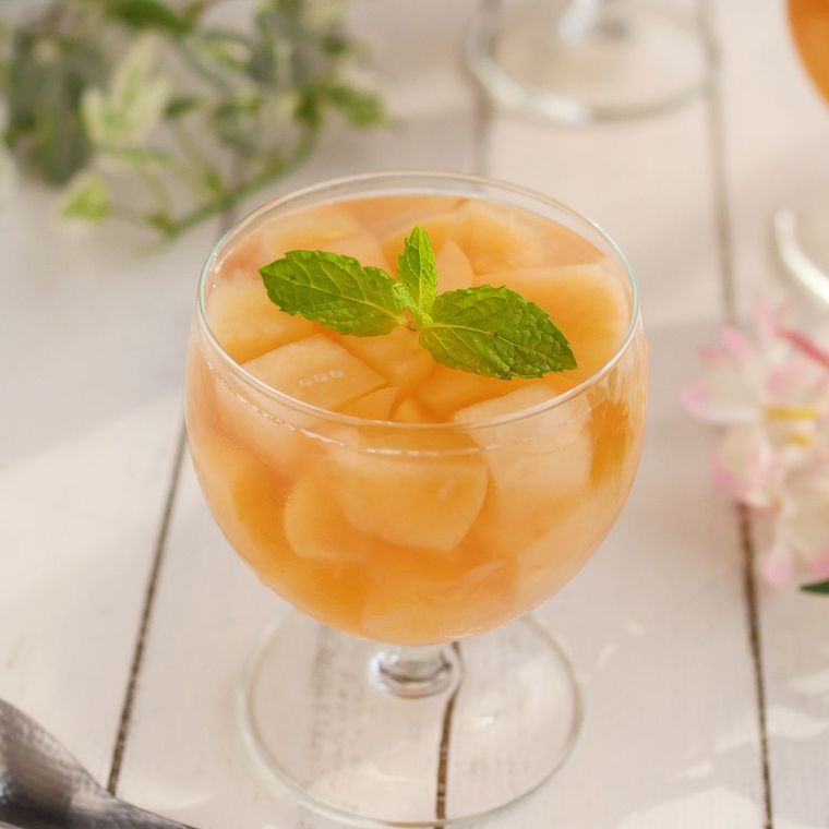 脚付きグラスに盛られた桃のコンポートゼリー