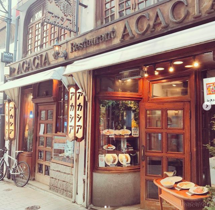 レトロな喫茶店のような「アカシア 新宿本店」の外観
