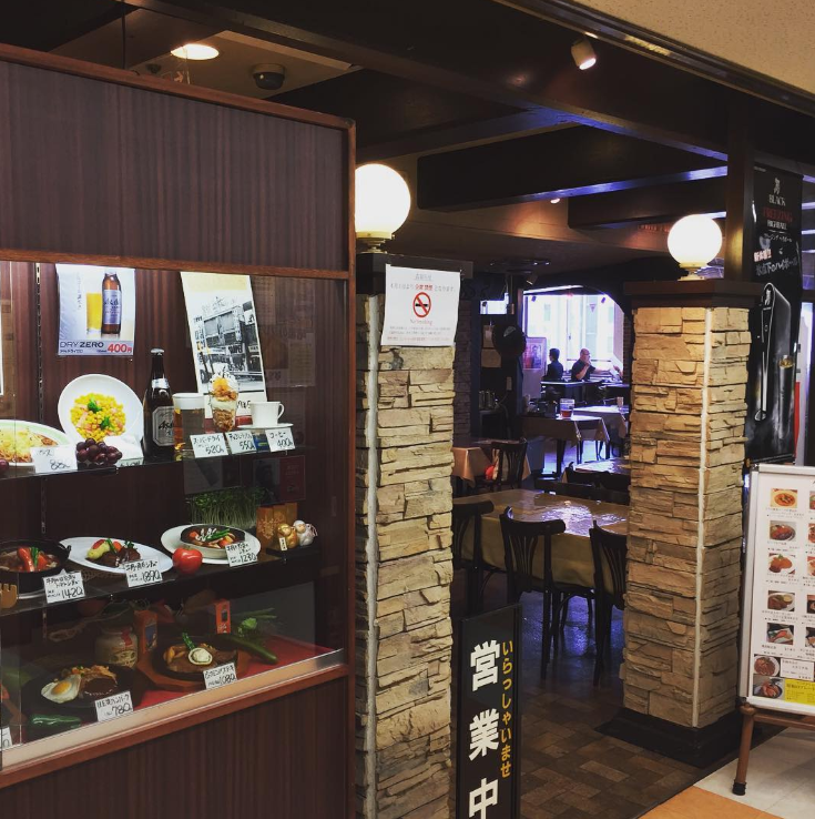 ショーケースに料理のサンプルが並んでいるレストランはやしやの外観