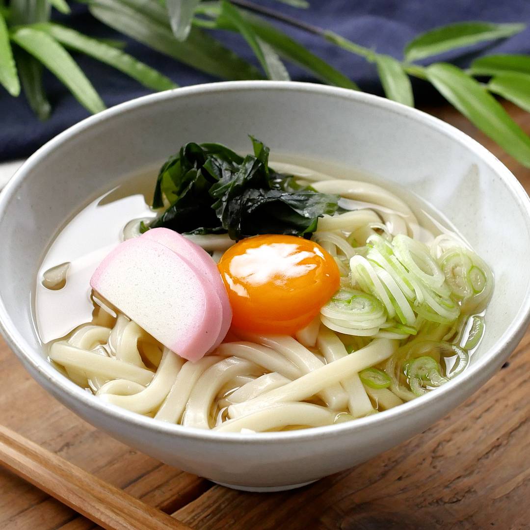 素うどんとかけうどんの違いとは？ちょい足しレシピ5選も - macaroni