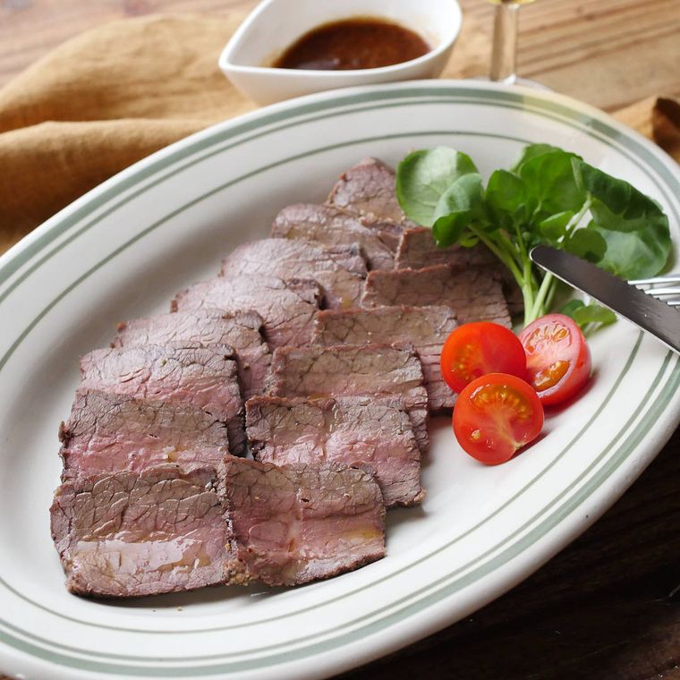 白い皿に盛りつけられた牛もも肉のローストビーフ