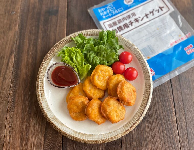 お皿に盛り付けた業務スーパーの国産チキンナゲット
