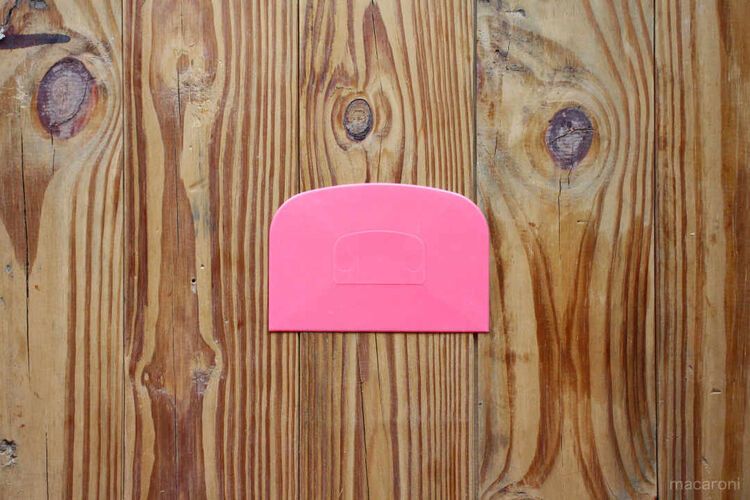 トミザワのドレッジ。調理中、食材を鍋に移すときにも便利な道具。