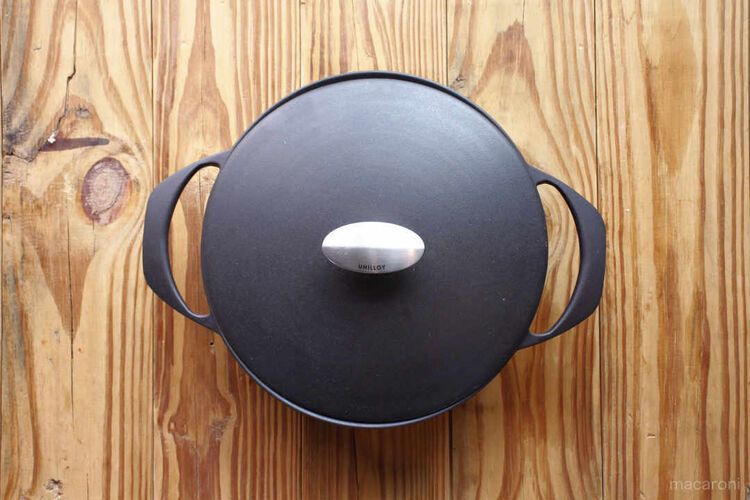 ユニロイのキャセロール。メンズライクなマットブラックはキッチンの雰囲気を引き締めるのに効果的。