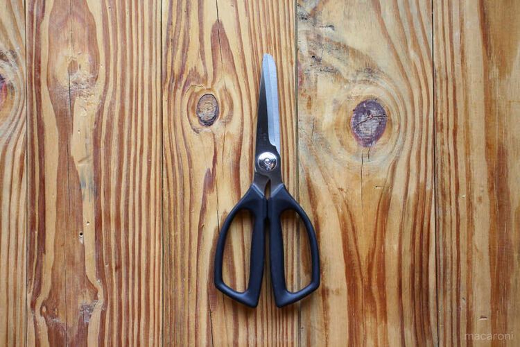 貝印のセレクト100シリーズ キッチンバサミ。刃をふたつに分解できるので、衛生的に使用できます。