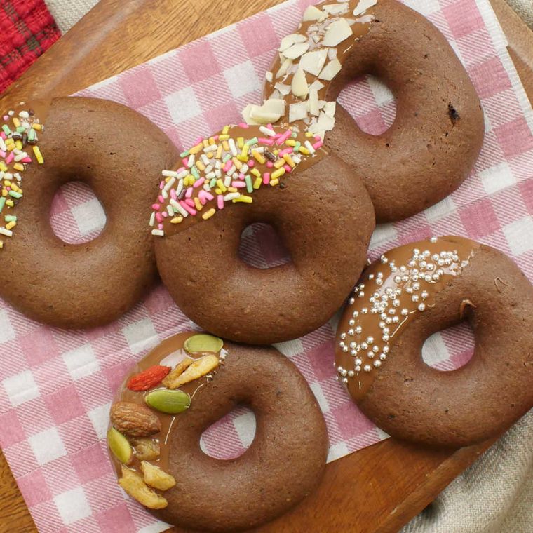 トレイに置かれたチョコレート豆腐ドーナツ