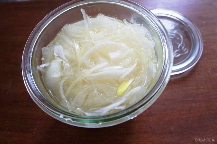 ガラス瓶に入った玉ねぎの酢漬け