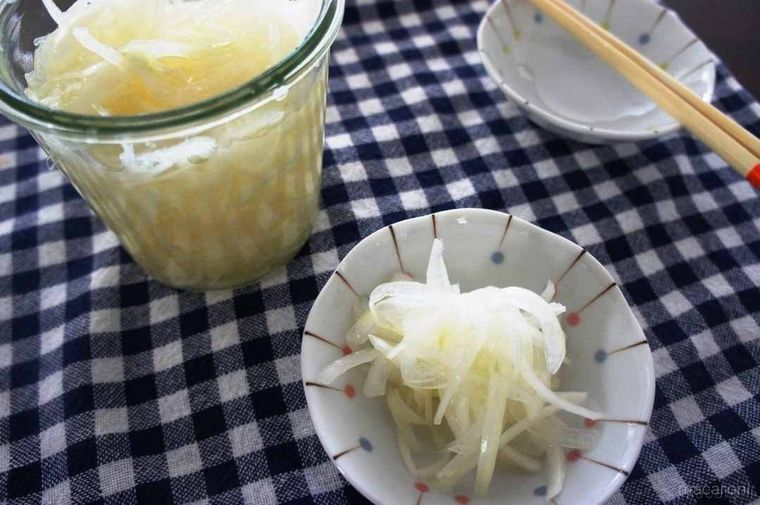 瓶や小皿に入った玉ねぎの酢漬け