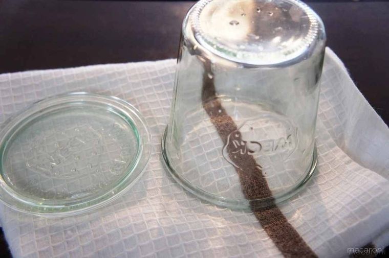 白い布巾に置いた綺麗に洗われたびん