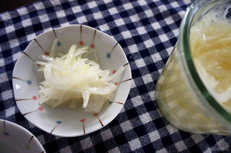 でき上がった玉ねぎの酢漬けが小皿に入っている