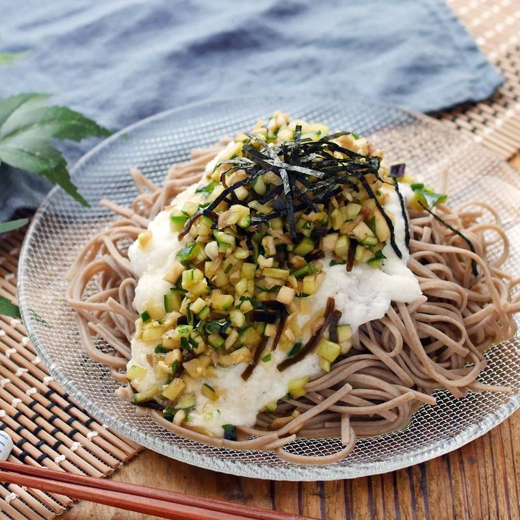 ガラスの器に盛られた山形風だしとろろ蕎麦