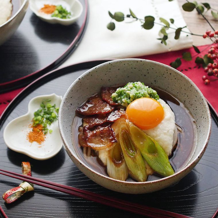 グレーの丼に盛りつけられたとろろ蕎麦
