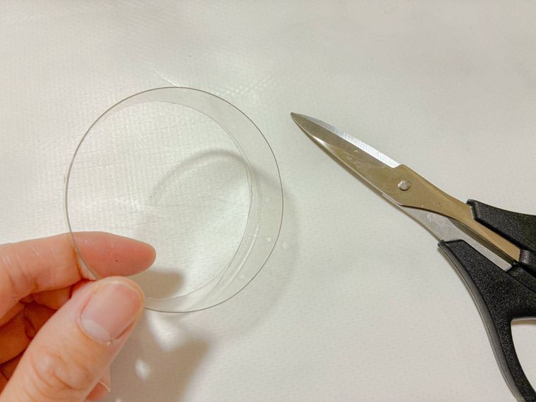 はさみと切り取ったペットボトル