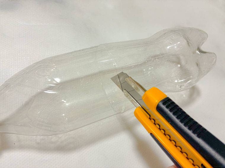 カッターで切り込みを入れたペットボトル
