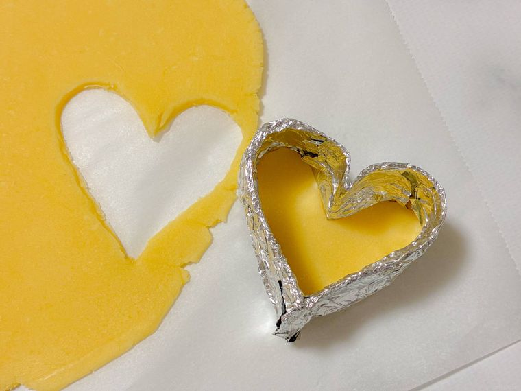 アルミホイル厚紙の型とクッキー生地