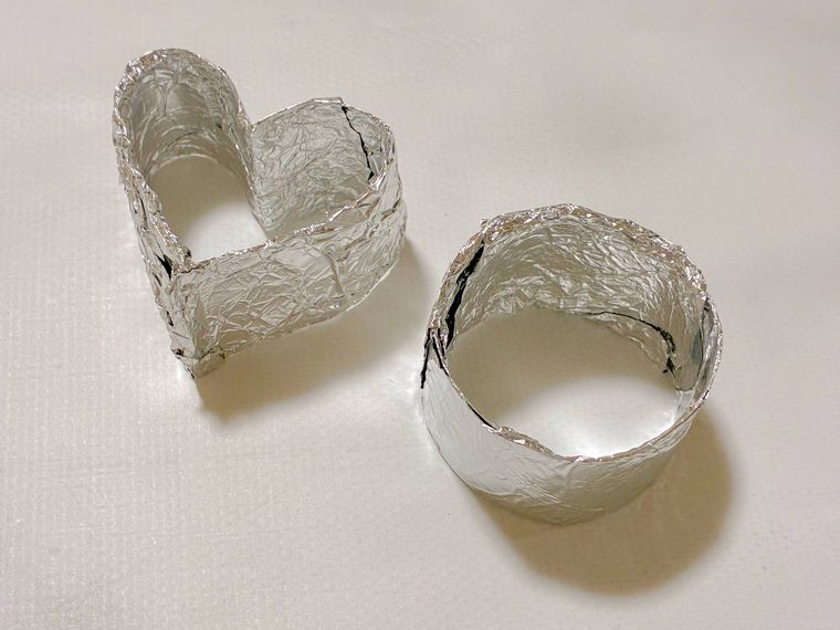 厚紙とアルミホイルで作ったハートと丸のクッキー型