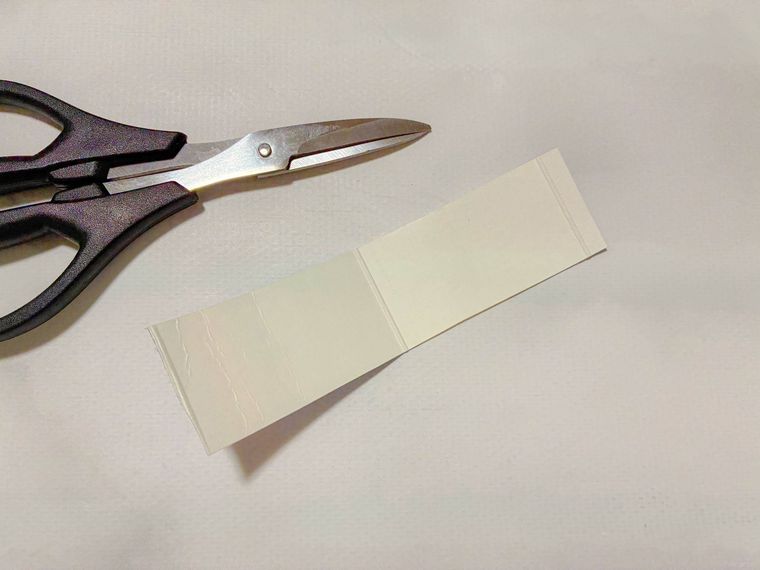 切り開いた牛乳パックとはさみ