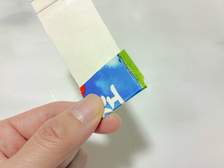 折り曲げられた牛乳パック