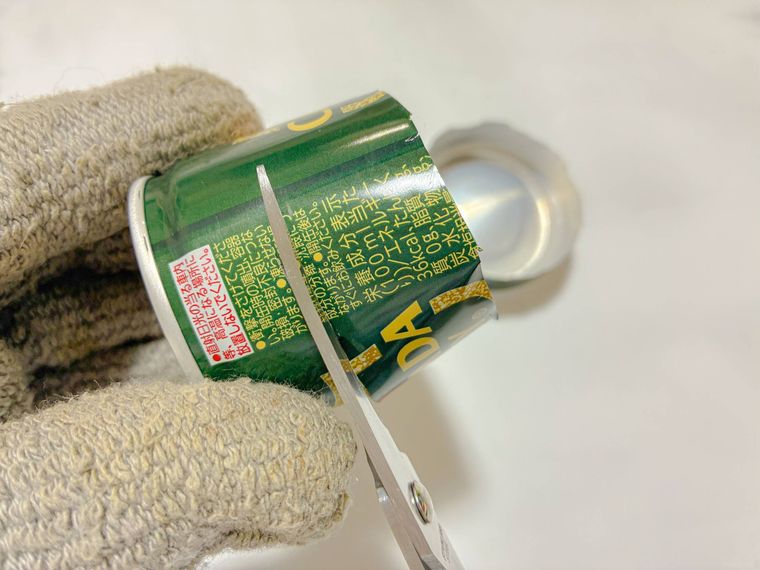 はさみで切り込みを入れたアルミ缶