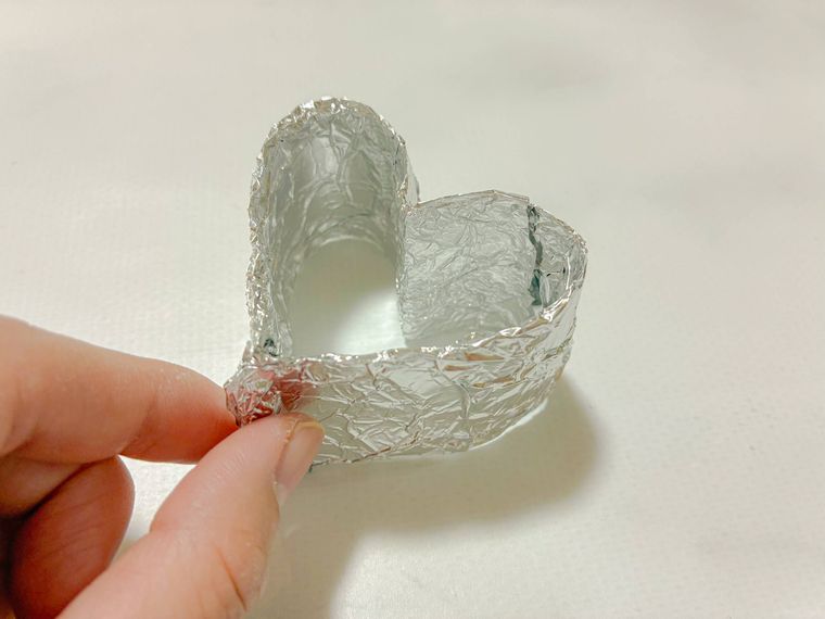 アルミホイルをまいたハートの形の厚紙