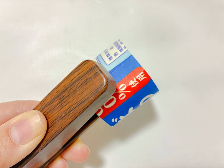 ホッチキスで止めている牛乳パック