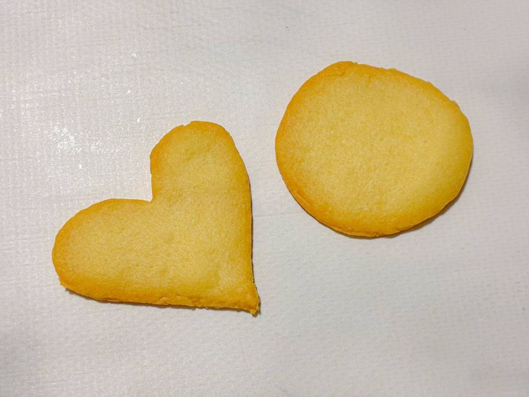 アルミホイル厚紙で抜いたクッキー