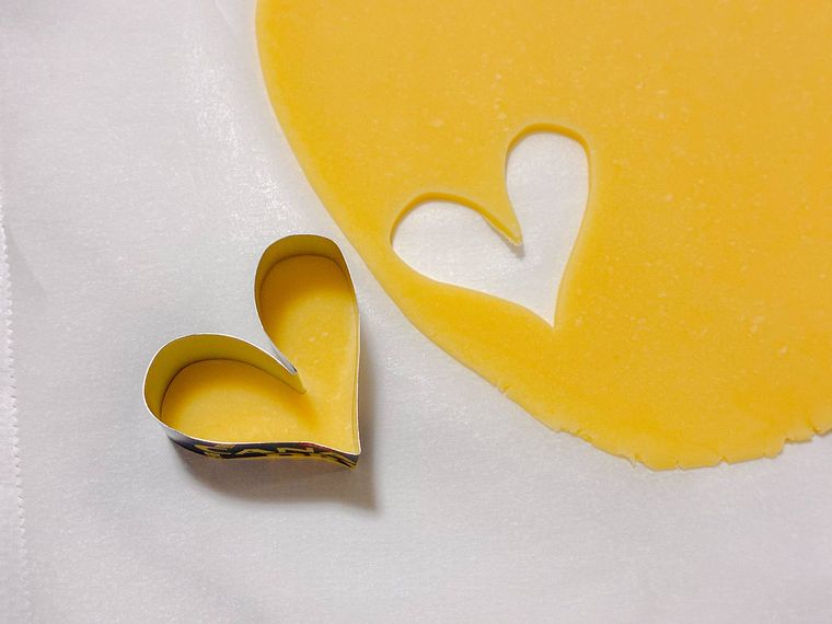 アルミ缶のクッキー型で抜いたクッキー生地