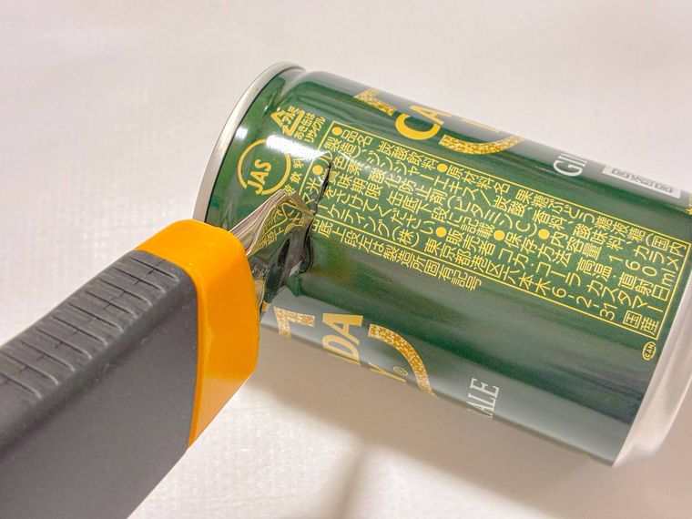 カッターで切り込みを入れたアルミ缶