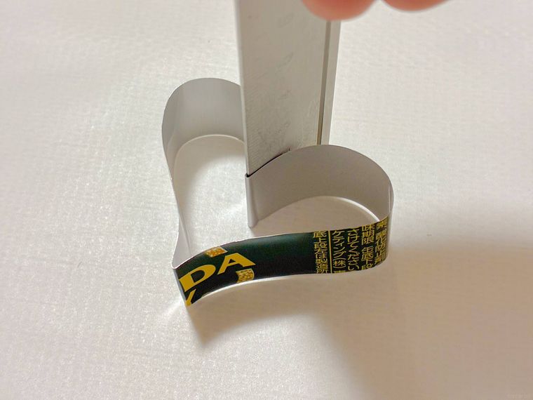 定規でハートの形にしたアルミ缶