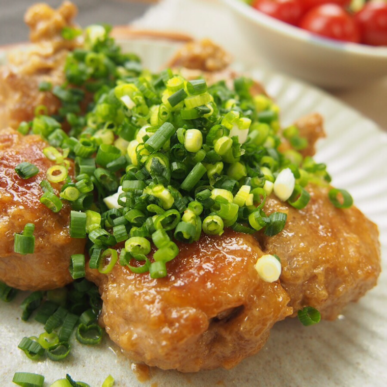 白い皿に盛られた豚こまのひと口ボール