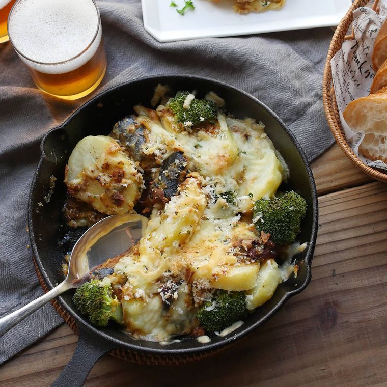スキレットに入っているさばとブロッコリーのグラタン